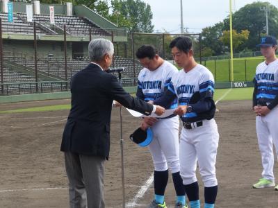 表彰状を受け取る監督